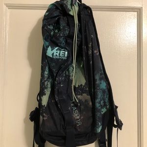 REI Flash 18 Pack